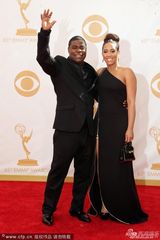 组图：喜剧演员特雷西-摩根与妻子亮相艾美红毯