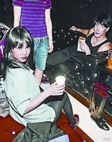 组图：蔡依林携锦荣变装逛夜市 民众学狗仔玩偷拍