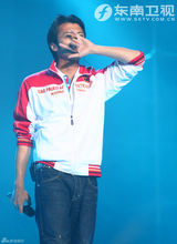 高清图：谢霆锋西安献唱劲爆榜 爱的手势吻别歌迷