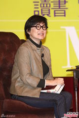 组图：林青霞短发眼镜办朗读会