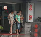 幻灯图：刘亦菲摔跤医院看急诊 右手负伤贴胶带