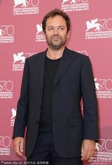 组图：《小帕特里亚》发布 女主上演香艳湿吻秀