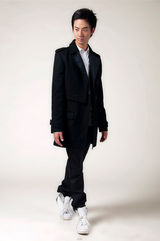 组图：赵文浩拍新造型写真 黑白搭配显成熟