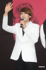 组图：SJ-M台北签唱会 兄弟情深互喂台湾小吃