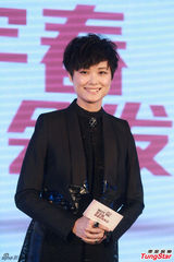 组图：李宇春演唱会造型曝光 透视纱裙魅惑十足