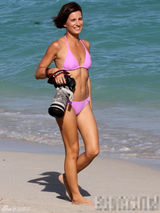 组图：美女狗仔火辣现身海滩 反被偷拍卖萌指责