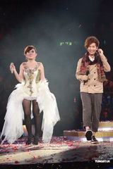 组图：梁静茹银白短裙开唱 送亲笔签名纸飞机