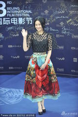 组图：林鹏黑丝配花裙亮相闭幕式蓝毯