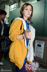 组图：4minute与T-ara赴泰机场装扮时尚