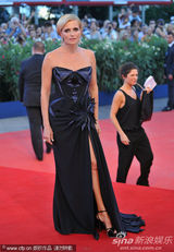 组图：女星伊沙贝拉-法雷利高开叉礼服秀美腿