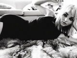 组图：米兰达-可儿黑白大片另类 半裸上身股沟微露