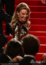 组图：凯莉-米洛金色裹身长裙走红毯霸气足