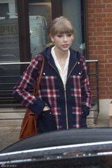 高清图：斯威夫特亮相伦敦 英伦格子装淡妆甜美