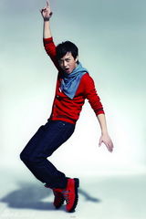 幻灯图：邓超登封面 阳光帅气挥舞春日动感