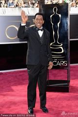 组图：85届奥斯卡红毯-演员德怀特-亨利亮相