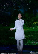 组图：央视蛇年春晚 那英《春暖花开》舞美佳