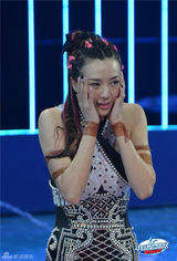 组图：星跳跃女星多款泳衣PK 周韦彤撞色性感