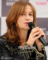 组图：法国女演员伊莎贝尔-于佩尔韩国出席发布会