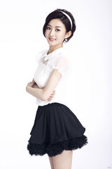 组图：赵丽颖清爽夏日写真 淡雅妆容柔美恬静