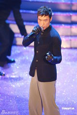 幻灯：香港金像奖现场 许志安献唱《龙的传人》 