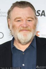 组图：《伟大诱惑》首映芭拉班大秀美背