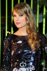 组图：第59届BMI乡村音乐奖 斯威夫特未来感十足