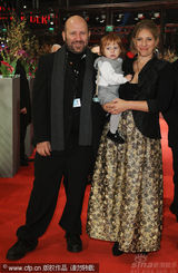 幻灯图集：《谜团》首映 女导演抱宝宝亮相