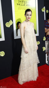 组图：艾玛《壁花少年》首映不慎露胸贴