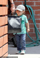 组图：米兰达-可儿携子出行 小正太憨萌招手