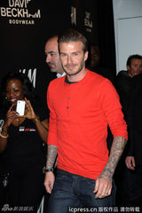 高清图：贝克汉姆为品牌站台 橘红色T恤抢眼