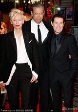 组图：蒂尔达-斯文顿帅气套装红唇气场强大