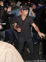 组图：暮光女遭围堵狼狈不堪 狼人泰勒绅士开道