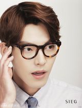 组图：金宇彬拍写真变教授 坐镇实验室秀长腿