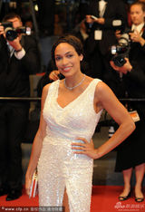 组图：女星戛纳走秀袒胸露背 紧捂私处防走光