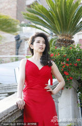 高清图：李冰冰受访换三套 白裙清纯随性红裙妩媚