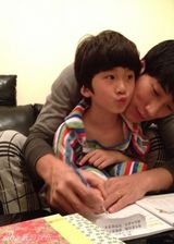 组图：好爸爸张亮陪天天写作业 无名指婚戒抢镜