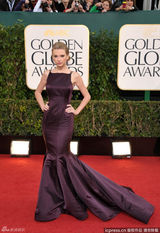 组图：泰勒斯威夫特鱼尾裙露背装亮相 盘发优雅