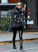 高清组图：超模亚历山大-安布罗休街拍皮草上身