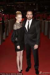 组图：《克鲁德一家》首映 凯奇携妻恩爱亮相