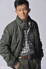组图：杨志刚秋装写真 夹克装粗犷干练显男人魅力