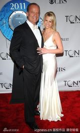 组图：托尼奖红毯星光熠熠 女星斗艳秀腿露肩