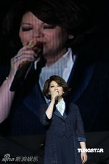 组图：蔡琴百万精华上海演唱会 回忆往事泪盈眼眶