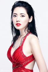 组图：秋瓷炫写真形象百变 低胸红裙湿身诱惑