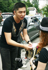 幻灯图：韩国演员申东旭入伍现场 开始军营生活