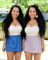 组图：孪生萌姐妹整形隆胸变丑 共用一个男友