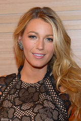 组图：布莱克-莱弗利写真秀蕾丝拼接裙