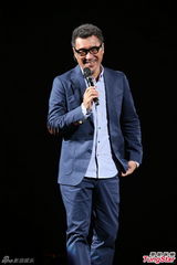 组图：李宗盛桃红衬衫开唱 称林忆莲唱得更好