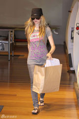 组图：艾薇儿外出购物 黑帽黑墨镜装扮潮流