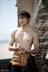 组图：《继承者》李敏镐裸身携比基尼女郎冲浪