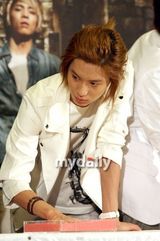 幻灯图：组合SHINee写真集发布会 成员帅气出席